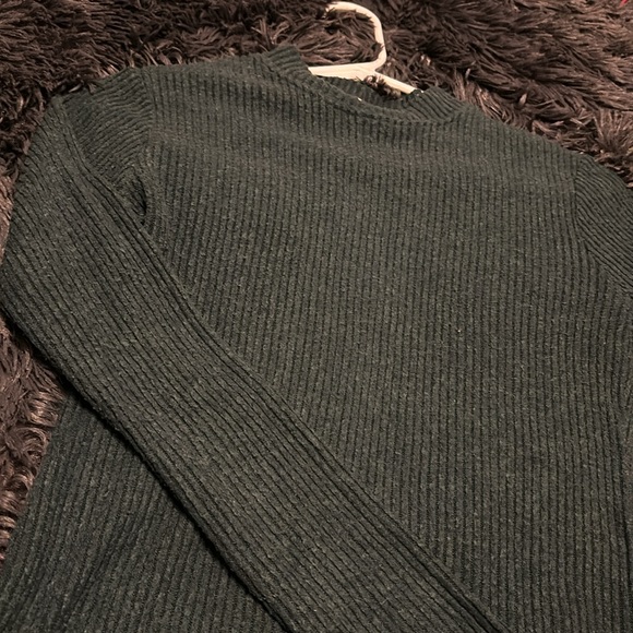 Forest Green long sleeve perfect for the cold weather! - Picture 6 of 7